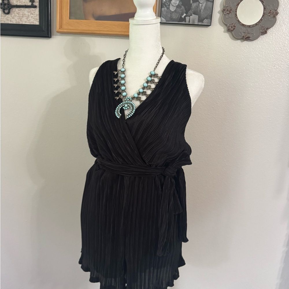 Black Sleeveless Romper - Picture 3 of 6
